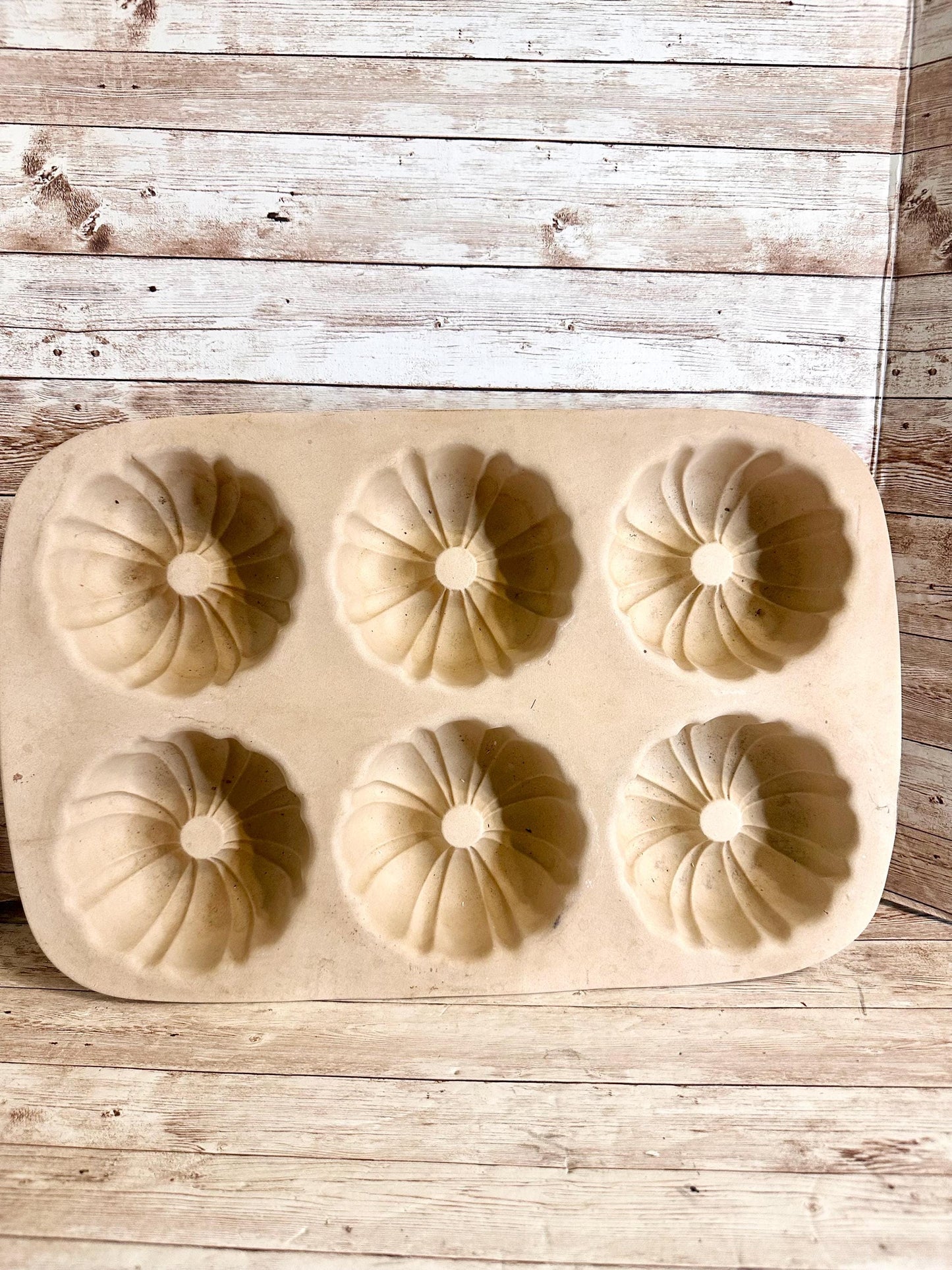 Pampered Chef Family Heritage Classics Stoneware Fluted 6 Mini Bundt Cake Pan